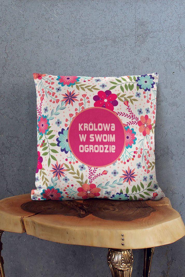 Poduszka Królowa Babcia w swoim ogrodzie