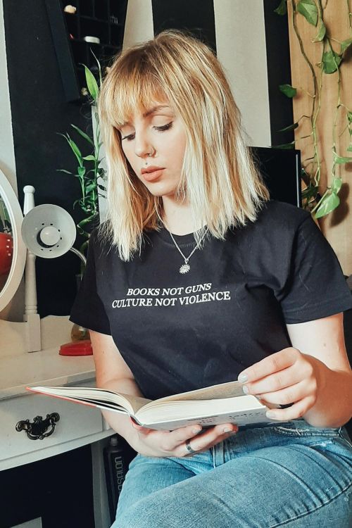 T-shirt Books not guns