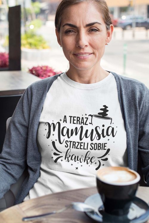 T-shirt Mamusia strzeli kawkę
