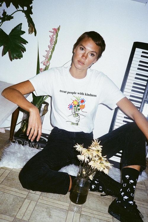 T-shirt Treat People With Kindness Flowers 