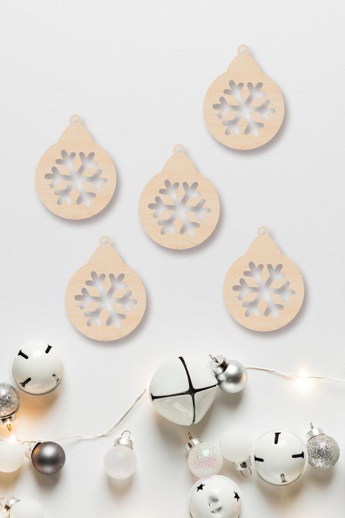 Zawieszka ze sklejki Bombka ze śnieżynką