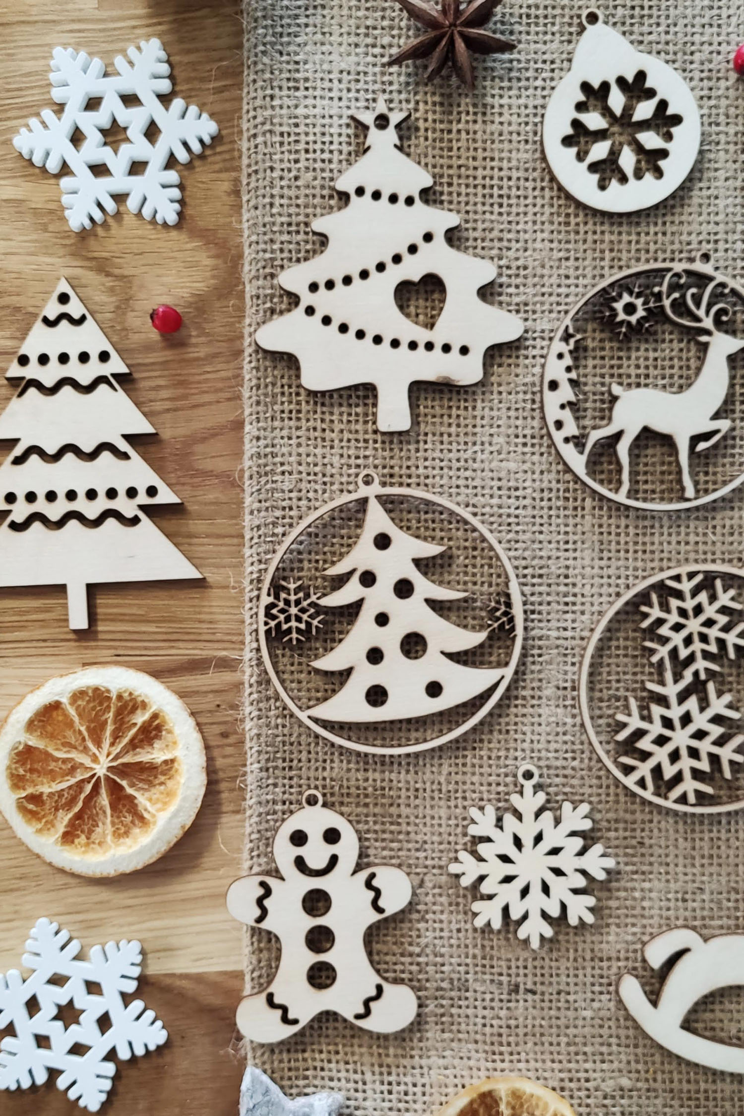 Zawieszka ze sklejki Choinka z sercem